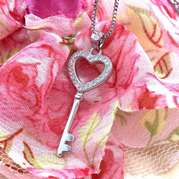 🌟 Sterling Silver 925 CZ Heart Key - Picture 2 of 8
